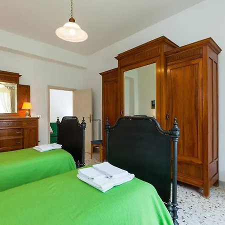Spacious In With Mountain View Apartment
