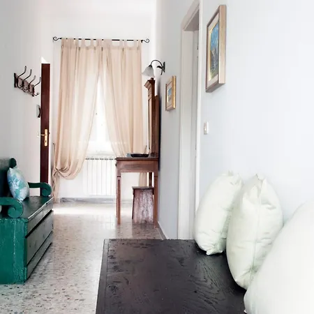 Spacious In With Mountain View Apartment